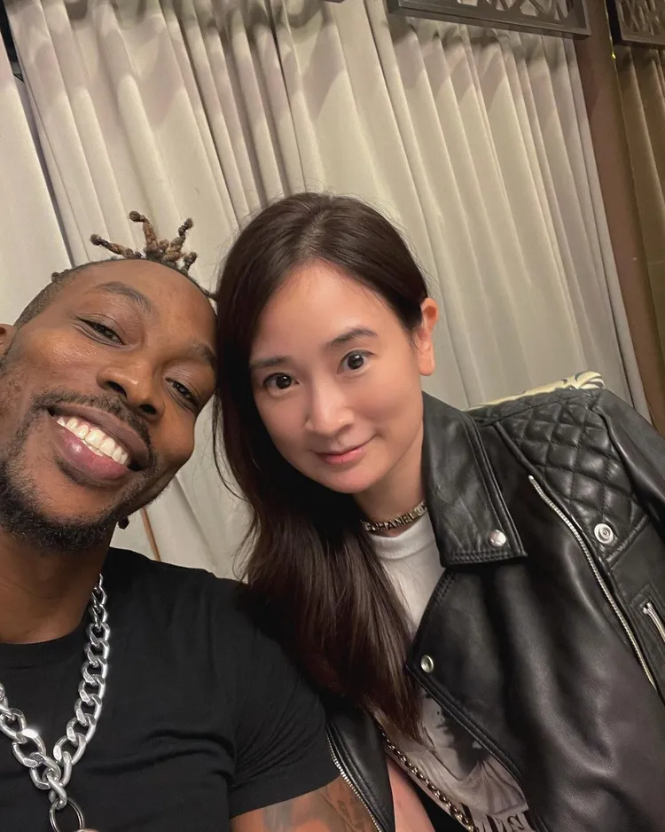 李晶晶（右）開心與魔獸合影。翻攝jingjing6136 IG