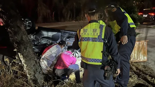 澎湖暗夜喇叭狂叫　翻覆轎車拉出3人！29歲女慘死