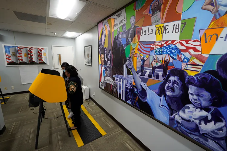 洛杉磯郡的外來移民，11月5日在地方當局特設的投票所，為期中選舉投票。美聯社