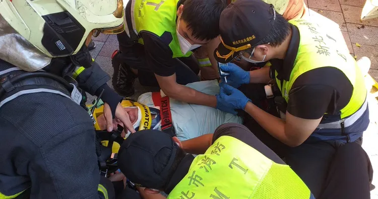 救護人員準備將楊男送醫。翻攝畫面