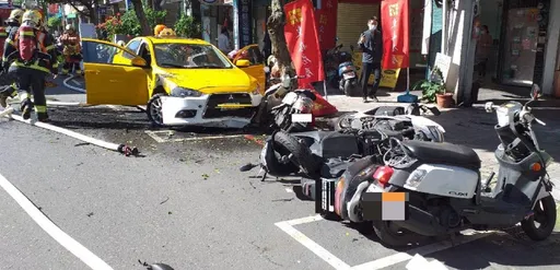 小黃司機身體不適車失控　暴衝連撞路邊6機車