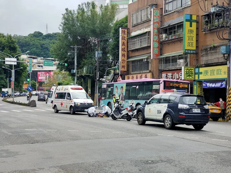 警消將2名傷者送往醫院治療。翻攝臉書《木柵社團》