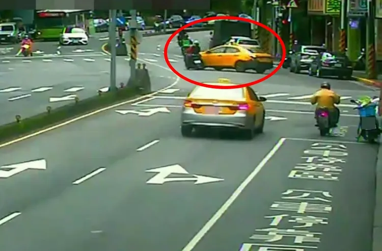 蒙姓計程車司機因疏忽未打方向燈，後方機車騎士煞車不及，直接撞上計程車車頭。翻攝畫面