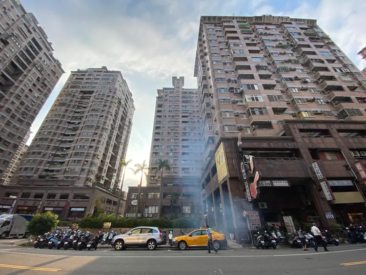 民眾路過誤以為是汽車火警。張喆喜攝