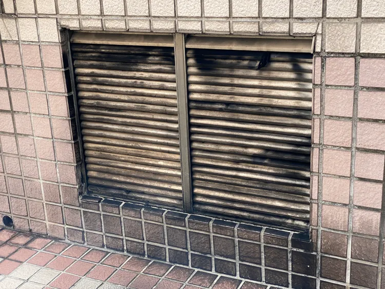 原來是出風口進行排煙，但有民眾質疑其實是大樓內的發電機起火導致。張喆喜攝