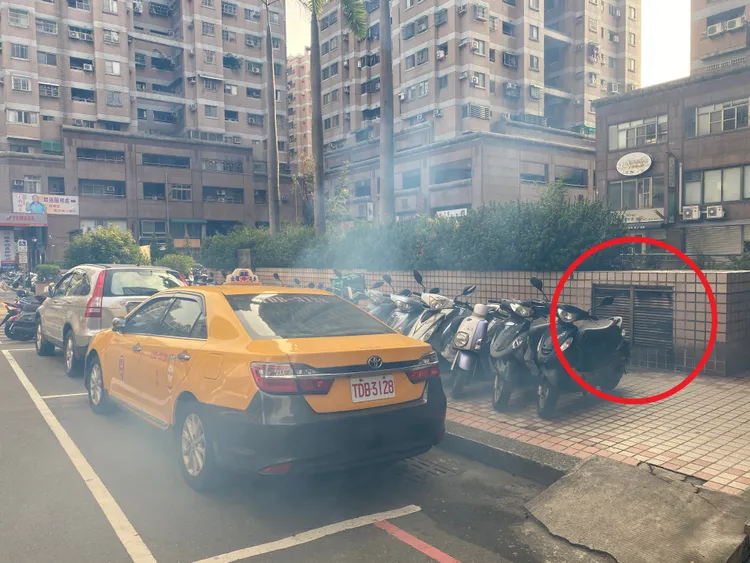 當時濃煙很大卻沒發現火勢，原來是（紅圈處）大樓出風口進行排煙。張喆喜攝