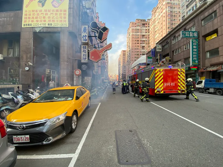 消防局到場下車查看。張喆喜攝