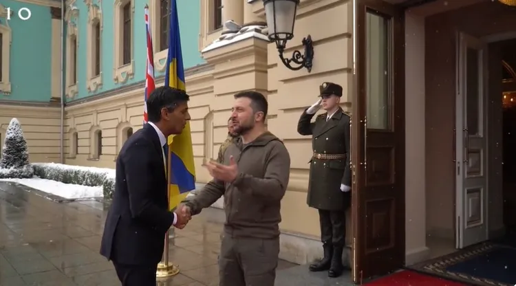 烏克蘭澤連斯基親自迎接來訪的英國首相蘇納克。翻攝蘇納克推特@RishiSunak