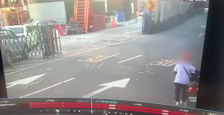 婦人沿著萬大路把機車牽回家。翻攝畫面