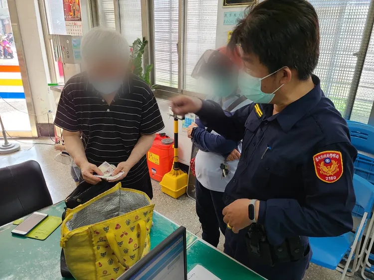 雙方在派出所清點車上財物確認沒有損失。翻攝畫面