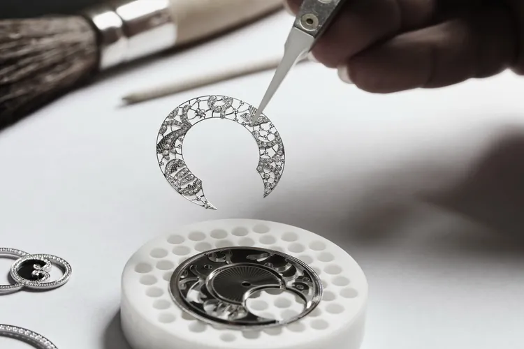 面盤上18K白金蕾絲十分纖薄，無論在製作，或是之後的寶石鑲嵌都是挑戰。品牌提供