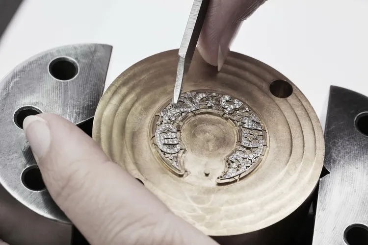 珠寶鑲嵌於18K白金蕾絲上是一大挑戰，品牌減少運用鑲爪，讓鑽石能折射更多光芒。品牌提供