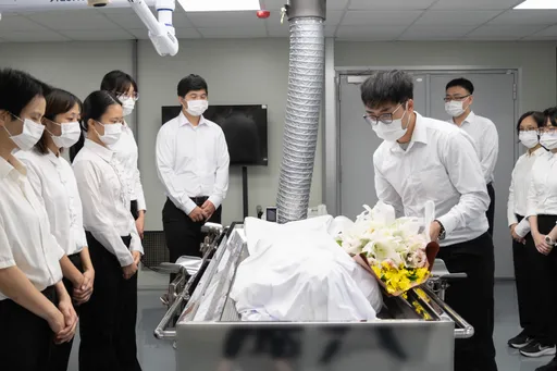斥资1亿!清大解剖教学研究中心今启用 学生献上桔梗感谢大体老师