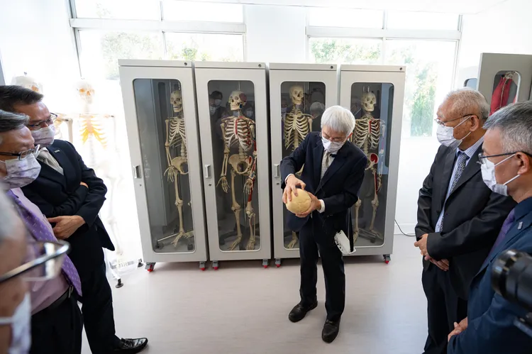 清華大學購入真人全身骨骼標本與可分解真人頭顱標本，供解剖課使用。清大提供
