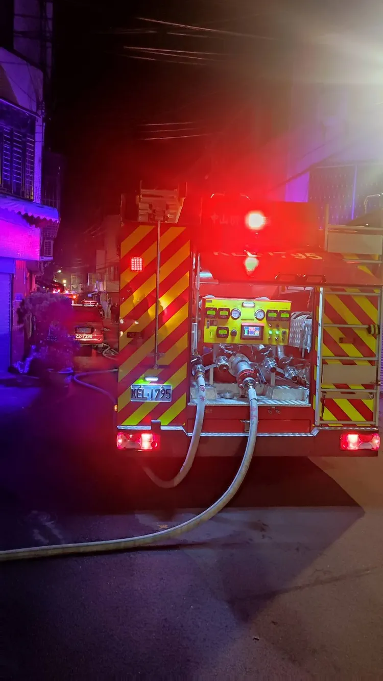 台中市消防局出動12輛消防車到場灌救。讀者提供