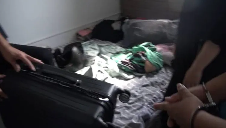 警方押邱男至其住處內搜索。讀者提供