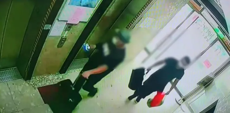 邱嫌（戴帽）帶被害人「乙男」到飯店，準備出國。讀者提供