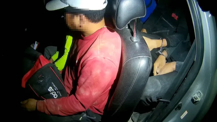 移工返回社區大樓地下室，警方上前逮人。警方提供