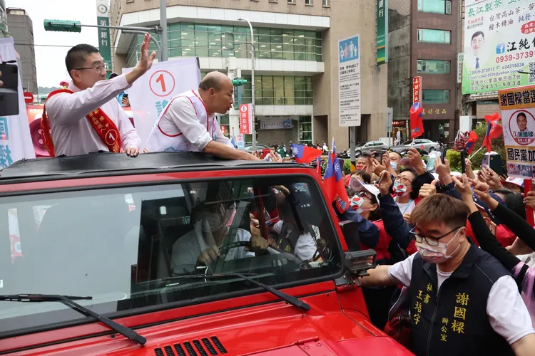 謝國樑與韓國瑜受到民眾熱烈歡迎。戴之聖攝