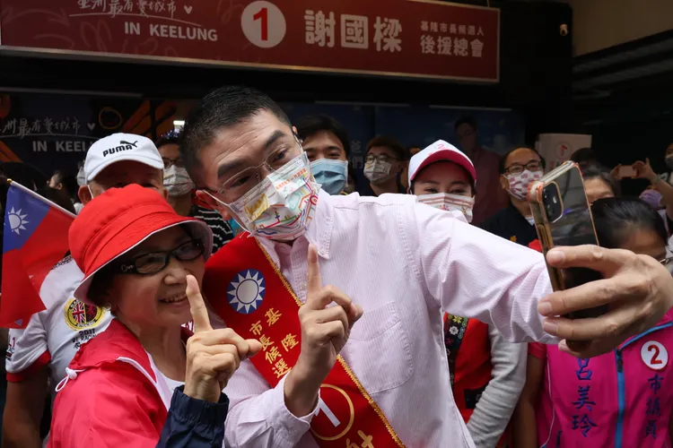 謝國樑與支持者自拍合照。戴之聖攝