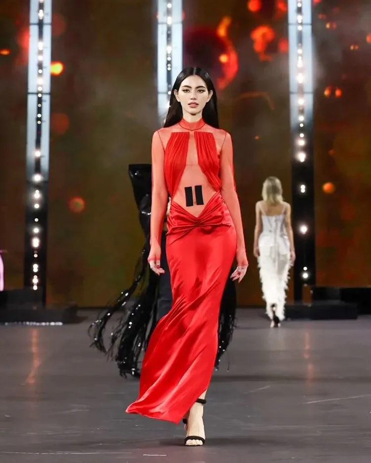 Mai Davika10月初在巴黎時裝周為美妝集團L’Oreal Paris走秀時，穿上紅色Burc Akyol薄紗禮服。翻攝davikah IG