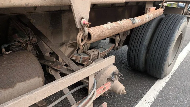 聯結車左後輪脫落。蘆洲警分局提供