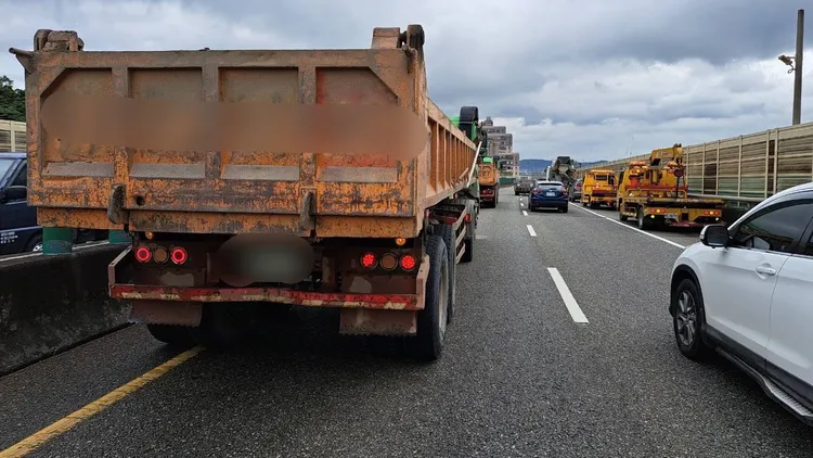 這起輪胎脫落事故造成台64短暫回堵。蘆洲警分局提供