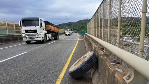 台64聯結車輪胎脫落！直接飛對向車道　3駕駛遭撞驚魂幸未傷