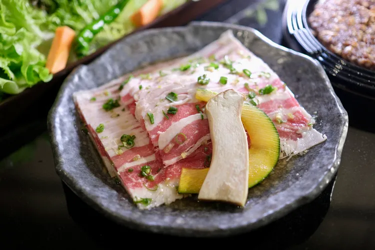 申請專利的招牌菜「白種元吾桑格Woo Samgyup」，用精準的橫切技術將牛五花切成0.1公分薄片。陳志淵攝