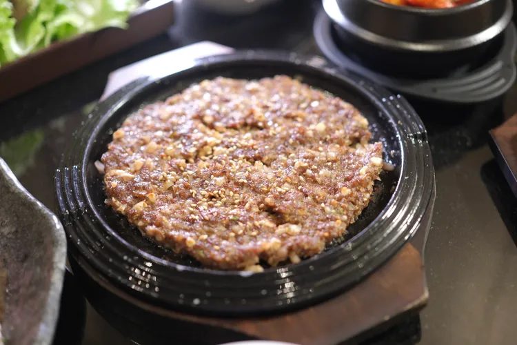 白種元獨家研發的特色料理牛肉年糕末餅，趁熱吃能吃到韓國年糕Q彈口感。陳志淵攝