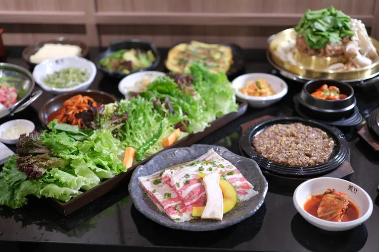 白種元吾桑格Woo Samgyup、生菜盤+海鮮包醬、韓國直送本家醬料、本家牛肉水冷麵、牛肉年糕末餅都能在本家燒肉吃到。陳志淵攝