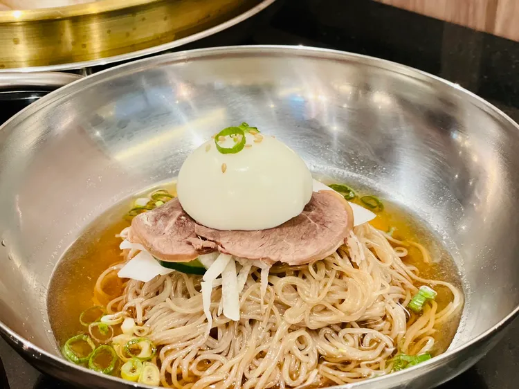 「本家牛肉水冷麵」選用來自韓國的Q彈冷麵條，口感彈牙酸甜爽口，搭配燒肉吃清爽解膩。曾仲葳攝