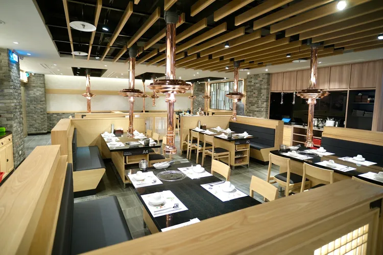 本家BORNGA韓式燒肉裝潢為道地韓式風格，空間寬敞明亮兼具設計感，整間店共104個座位。業者提供