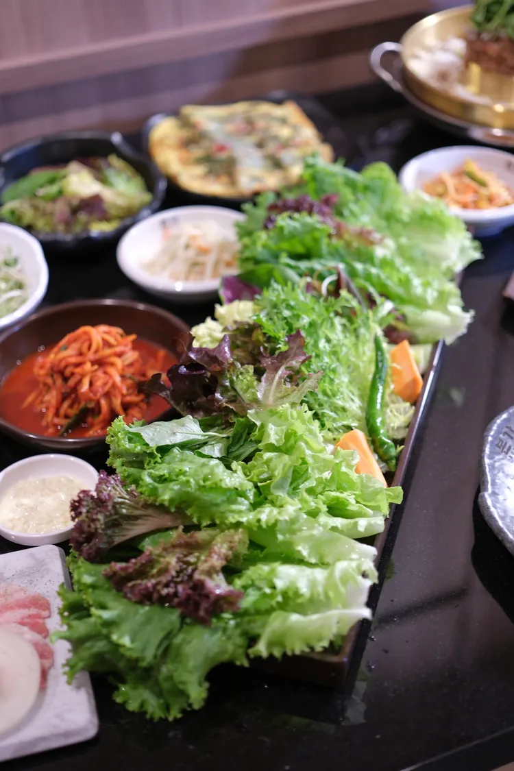 本家BORNGA韓式燒肉以「豪華豐盛生菜盤」為特色，提供5種時令鮮蔬讓消費者自由搭配。陳志淵攝