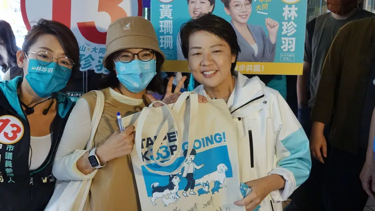 黃珊珊率小雞林珍羽走訪松江市場。莊宗達攝