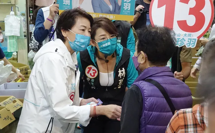 黃珊珊率小雞林珍羽走訪松江市場。莊宗達攝