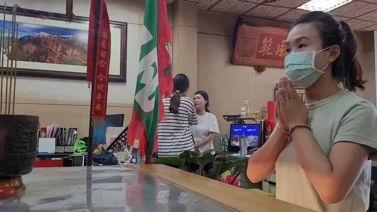 謝舒凡案發後心有餘悸，膜拜祈求槍手早日落網。劉榮輝攝