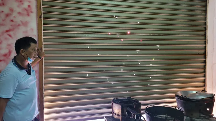 子彈貫穿謝舒凡競選總部的鐵捲門。劉榮輝攝