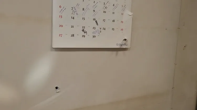 競選總部內部牆壁留下彈孔。劉榮輝攝