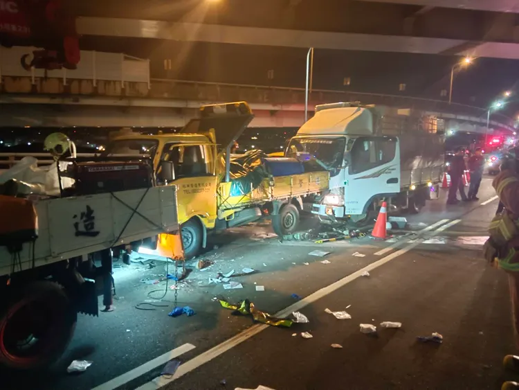貨車撞上工程車，現場一片凌亂