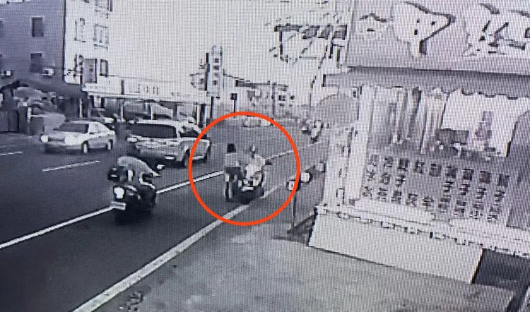 騎腳踏車的女童與逆向行駛的老翁對撞（紅圈處）。民眾提供