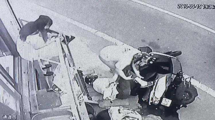 女童的父親趕緊協助老翁，避免腳步持續遭到機車重壓。民眾提供