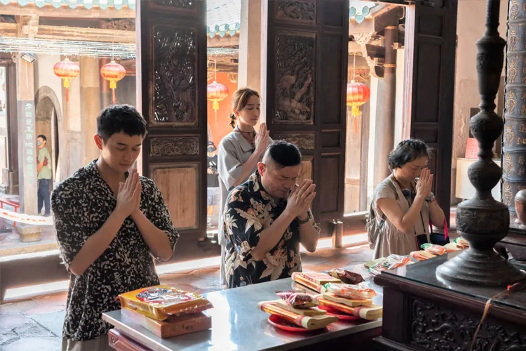 一行人虔誠的在澎湖最古老的媽祖廟拜拜祈福。東森提供