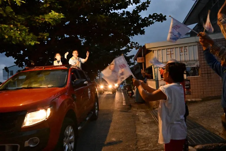台東縣長劉櫂豪南迴掃街拜票。劉櫂豪競總提供