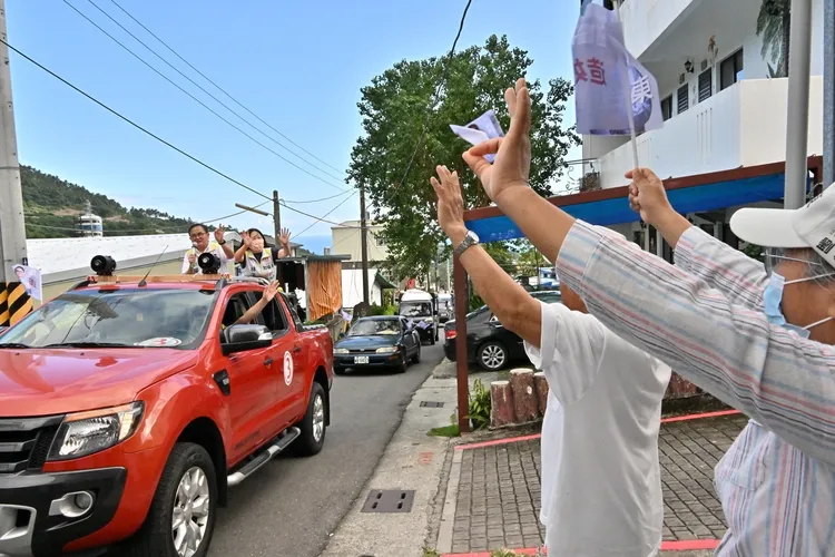 台東縣長候選人劉櫂豪往南迴線掃街拜票。劉櫂豪競總提供