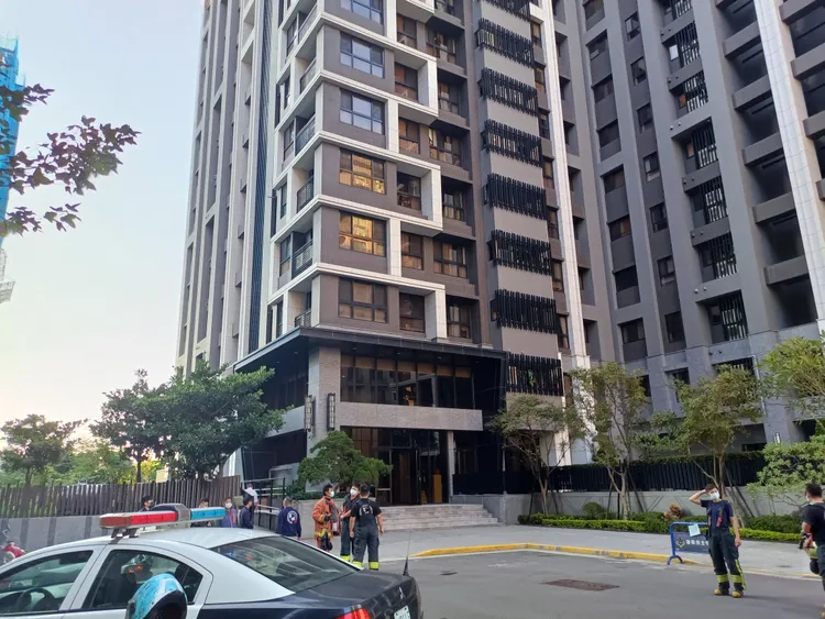 呂女從自家5樓高墜落地面。翻攝畫面