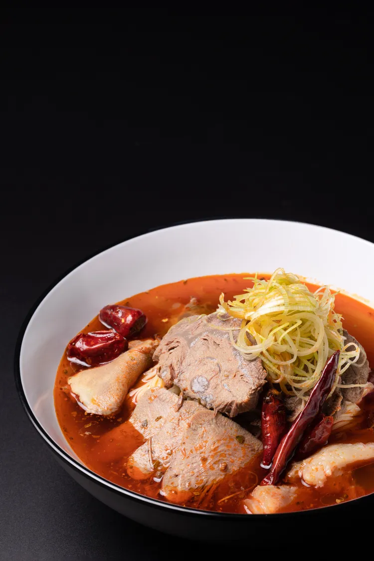 大紅袍炭香紅燒牛肉麵。業者提供