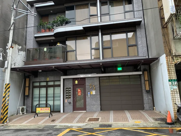 「沅臻名璟」的門戶緊閉，無法一窺實際使用情形，每一戶門牌皆註明「沅臻名璟」，無從釐清沅臻建設是否也是住戶。余奕賢攝