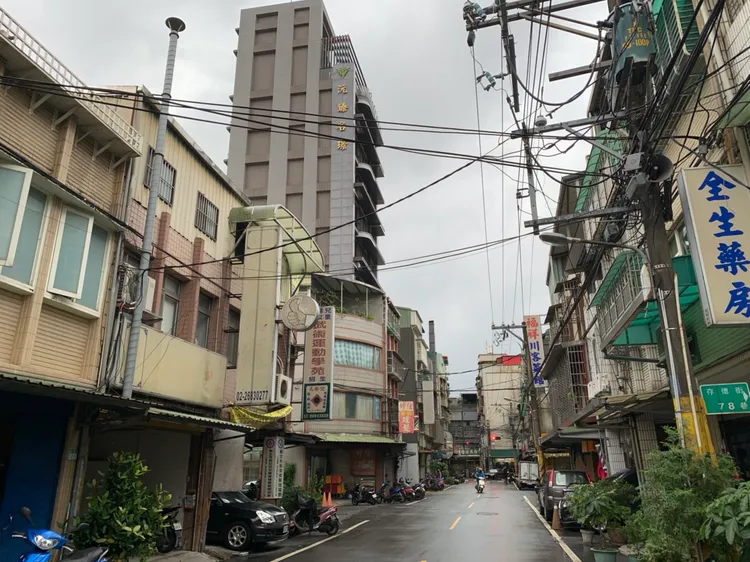 「沅臻名璟」周邊大多是低於5層樓的中古透天或華廈，對照這棟10層建築可以說是鶴立雞群。余奕賢攝