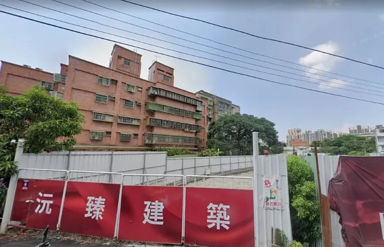 「凱旋大苑」鄰近秀泰影城，銷售主打「新板特區下一站 北北桃皆我版圖」、「秀泰1分鐘制震防疫宅」，原本要蓋14層古典美學大樓。資料畫面